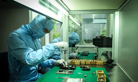 クリーン施設・専用治具による安全作業システム