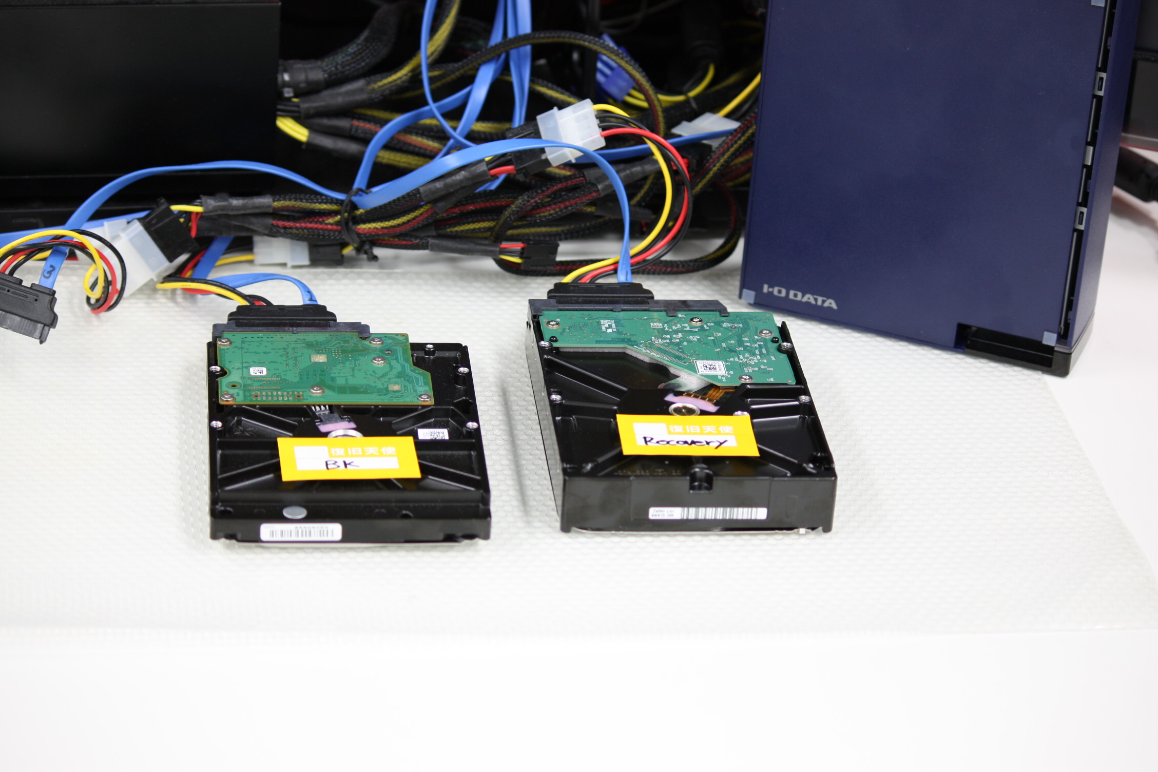 作業用コンピュータにディスクを接続