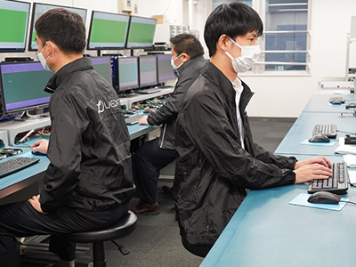 クリーンルームでのHDD分解によるデータ復旧作業